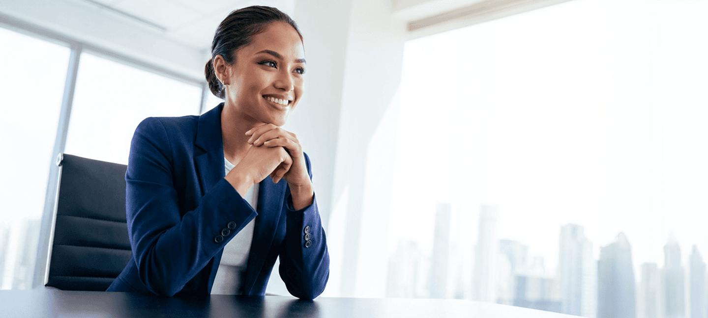 Banner mulher de terno sentada em uma cadeira